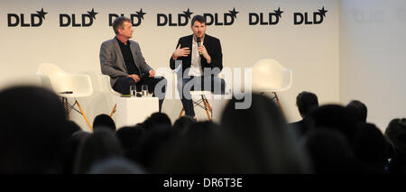 München/Deutschland - Januar 20: Jochen Wegner (Zeit Online, l.) spricht mit Eli Pariser (UpWorthy) auf dem Podium während der Digital Life Design (DLD) Konferenz im HVB Forum am 20. Januar 2014 in München. DLD ist ein globales Netzwerk für Innovation, Digitalisierung, Wissenschaft und Kultur, Wirtschaft, kreativen und sozialen Führer, Meinungsbildnern und Einflussfaktoren für Crossover Unterhaltung und Inspiration verbindet. (Foto: picture Alliance / Tobias Hase) Stockfoto