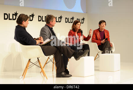 München/Deutschland - Januar 20: (l-R) Jakob Augstein (Der Freitag), Jochen Wegner (Zeit Online, Rebecca Blumenstein (Wall Street Journal) und Cyndi Stüber (Tina Brown Live Media) Teilnahme an einer Podiumsdiskussion während der Digital Life Design (DLD) Konferenz im HVB Forum am 20. Januar 2014 in München. DLD ist ein globales Netzwerk für Innovation, Digitalisierung, Wissenschaft und Kultur, Wirtschaft, kreativen und sozialen Führer, Meinungsbildnern und Einflussfaktoren für Crossover Unterhaltung und Inspiration verbindet. (Foto: picture Alliance / Tobias Hase) Stockfoto