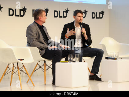 München/Deutschland - Januar 20: Jochen Wegner (Zeit Online, l.) spricht mit Eli Pariser (UpWorthy) auf dem Podium während der Digital Life Design (DLD) Konferenz im HVB Forum am 20. Januar 2014 in München. DLD ist ein globales Netzwerk für Innovation, Digitalisierung, Wissenschaft und Kultur, Wirtschaft, kreativen und sozialen Führer, Meinungsbildnern und Einflussfaktoren für Crossover Unterhaltung und Inspiration verbindet. (Foto: picture Alliance / Tobias Hase) Stockfoto