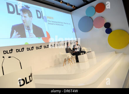 München/Deutschland - Januar 20: Jochen Wegner (Zeit Online, l.) spricht mit Eli Pariser (UpWorthy) auf dem Podium während der Digital Life Design (DLD) Konferenz im HVB Forum am 20. Januar 2014 in München. DLD ist ein globales Netzwerk für Innovation, Digitalisierung, Wissenschaft und Kultur, Wirtschaft, kreativen und sozialen Führer, Meinungsbildnern und Einflussfaktoren für Crossover Unterhaltung und Inspiration verbindet. (Foto: picture Alliance / Tobias Hase) Stockfoto