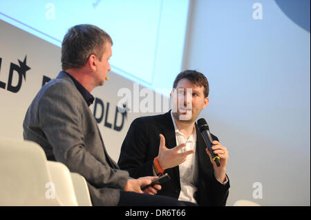 München, Deutschland. 20. Januar 2014. München/Deutschland - Januar 20: Jochen Wegner (Zeit Online, l.) spricht mit Eli Pariser (UpWorthy) auf dem Podium während der Digital Life Design (DLD) Konferenz im HVB Forum am 20. Januar 2014 in München. DLD ist ein globales Netzwerk für Innovation, Digitalisierung, Wissenschaft und Kultur, Wirtschaft, kreativen und sozialen Führer, Meinungsbildnern und Einflussfaktoren für Crossover Unterhaltung und Inspiration verbindet. (Foto: picture Alliance / Tobias Hase) / Dpa/Alamy Live News Stockfoto