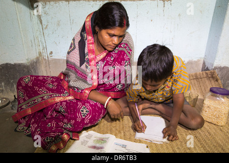 WWF-Projekt auf einer abgelegenen Insel in der Sunderbans, einen tief liegenden Bereich des Ganges-Delta im Osten Indiens, Stromversorgung, die sehr anfällig für Meeresspiegelanstieg ist. Vor diesem Projekt hatten die Kleinbauern keinen Zugang zu Elektrizität. Das Projekt ermöglichte diesen jungen, seine Hausaufgaben zu machen, wie er jetzt über elektrisches Licht sehen kann. Vor dem Projekt würde ihr Haus durch Kerosin-Lampen angezündet worden. mehr als 1 Million Frauen und Kinder sterben in Indien jedes Jahr durch das Kerosin Dämpfe einatmen. Stockfoto