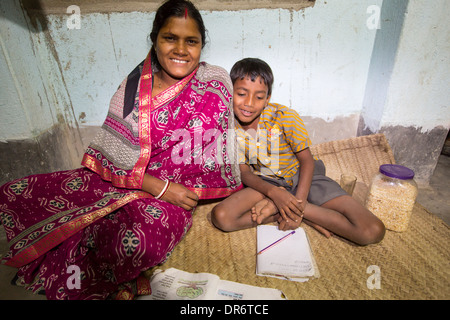 WWF-Projekt auf einer abgelegenen Insel in der Sunderbans, einen tief liegenden Bereich des Ganges-Delta im Osten Indiens, Stromversorgung, die sehr anfällig für Meeresspiegelanstieg ist. Vor diesem Projekt hatten die Kleinbauern keinen Zugang zu Elektrizität. Das Projekt ermöglichte diesen jungen, seine Hausaufgaben zu machen, wie er jetzt über elektrisches Licht sehen kann. Vor dem Projekt würde ihr Haus durch Kerosin-Lampen angezündet worden. mehr als 1 Million Frauen und Kinder sterben in Indien jedes Jahr durch das Kerosin Dämpfe einatmen. Stockfoto