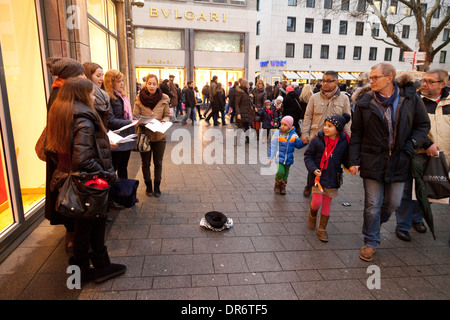 Gaukler, singen Weihnachtslieder auf den Straßen von Köln (Köln), Deutschland, Europa Stockfoto