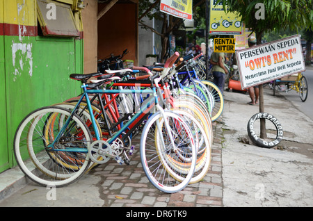Fahrradverleih im Dorf Pare oder "English Village" in Indonesien. Stockfoto