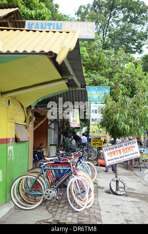 Fahrradverleih im Dorf Pare oder "English Village" in Indonesien Stockfoto