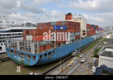 Mol Excellence Schiff im Panamakanal Miraflores Stockfoto