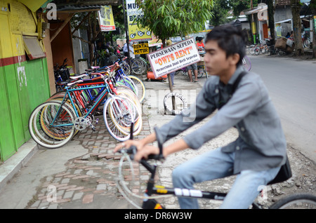 Fahrradverleih im Dorf Pare oder "English Village" in Indonesien. Stockfoto