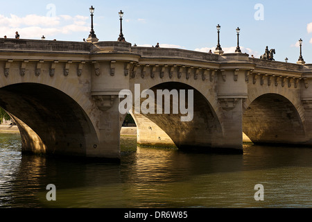 Le Pont Neuf und der Seine in Paris, Frankreich Stockfoto