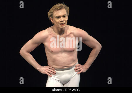 Berlin, Deutschland. 20. Januar 2014. Vladimir Malakhov Biscaya Anweisungen aus Richtung während der Foto Proben von "Malakhov & Freunde The Final" im Opernhaus Deutsche Oper Berlin in Berlin, Deutschland, 20. Januar 2014. Die Abschiedsvorstellung von Vladimir Malakhov Fron das Staatsballett Berlin wird am 21. Januar 2014 premiere. Foto: MICHAEL KAPPELER/Dpa/Alamy Live News Stockfoto