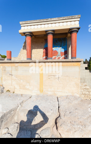 Schatten der Tourist oder Fotografen fotografieren den alten Palast von Knossos in Kreta, Griechenland Stockfoto