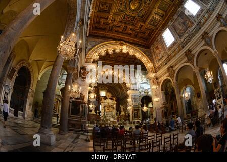 Rom, Italien. 12. Mai 2013. Innenansicht der Basilika von Santa Maria der Altar des Himmels auf dem Kapitol in Rom, Italien, 12. Mai 2013. Die vergoldete Decke wird von 22 antiken Säulen getragen. Foto: Waltraud Grubitzsch - Live News WIRE SERVICE/Dpa/Alamy Stockfoto