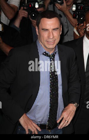 John Travolta New Yorker Premiere von "Wilden" beim SVA Theater - vor der Ankunftshalle Featuring: John Travolta Where: New York City, NY, USA bei: 27. Juni 2012 Stockfoto