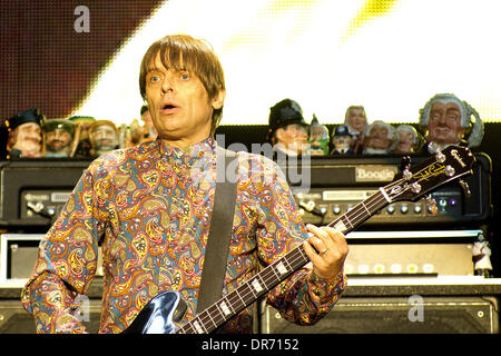 Mani aka Gary Manny Mounfield The Stone Roses Höchstleistungen live Heaton Park - Tag 1 Manchester, England - 29.06.12 Stockfoto