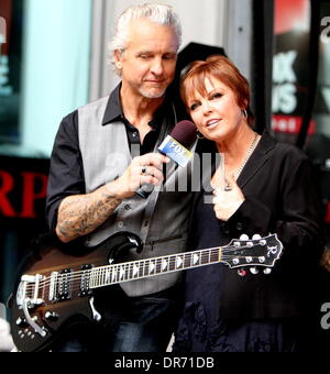 Pat Benatar und Neil Giraldo führen im Rahmen des "Fox & Freunde" All-American Summer Concert Serie New York City, USA - 29.06.12 Stockfoto