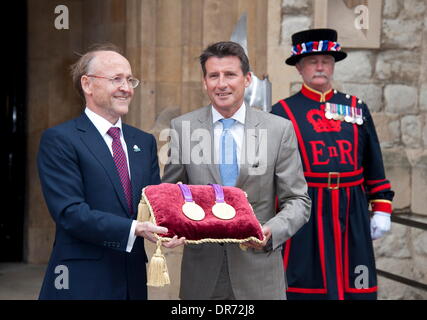 LOCOG Stuhl Seb Coe (zweiter von rechts) und Rio Tinto Jan du Plessias (zweiter von links) Pose mit den Medaillen Vorsitzender als offizieller Metall Lieferant für die Olympischen Spiele Rio Tinto Olympische übergibt und Paralympische, LOCOG zur sicheren Aufbewahrung in den Gewölben der Tower of London am 2. Juli 2012 in London, England Medaillen. Stockfoto