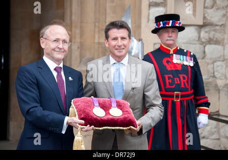 LOCOG Stuhl Seb Coe (zweiter von rechts) und Rio Tinto Jan du Plessias (zweiter von links) Pose mit den Medaillen Vorsitzender als offizieller Metall Lieferant für die Olympischen Spiele Rio Tinto Olympische übergibt und Paralympische, LOCOG zur sicheren Aufbewahrung in den Gewölben der Tower of London am 2. Juli 2012 in London, England Medaillen.  London, England - 02.07.12 Stockfoto