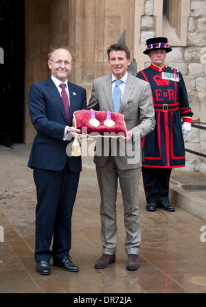 LOCOG Stuhl Seb Coe (zweiter von rechts) und Rio Tinto Jan du Plessias (zweiter von links) Pose mit den Medaillen Vorsitzender als offizieller Metall Lieferant für die Olympischen Spiele Rio Tinto Olympische übergibt und Paralympische, LOCOG zur sicheren Aufbewahrung in den Gewölben der Tower of London am 2. Juli 2012 in London, England Medaillen.  London, England - 02.07.12 Stockfoto