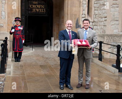 LOCOG Stuhl Seb Coe (zweiter von rechts) und Rio Tinto Jan du Plessias (zweiter von links) Pose mit den Medaillen Vorsitzender als offizieller Metall Lieferant für die Olympischen Spiele Rio Tinto Olympische übergibt und Paralympische, LOCOG zur sicheren Aufbewahrung in den Gewölben der Tower of London am 2. Juli 2012 in London, England Medaillen.  London, England - 02.07.12 Stockfoto