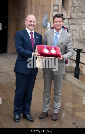 LOCOG Stuhl Seb Coe (zweiter von rechts) und Rio Tinto Jan du Plessias (zweiter von links) Pose mit den Medaillen Vorsitzender als offizieller Metall Lieferant für die Olympischen Spiele Rio Tinto Olympische übergibt und Paralympische, LOCOG zur sicheren Aufbewahrung in den Gewölben der Tower of London am 2. Juli 2012 in London, England Medaillen.  London, England - 02.07.12 Stockfoto