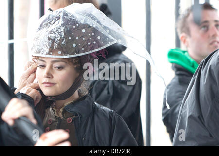 Jenna-Louise Coleman eine Szene für die BBC eine Sci-Fi-Serie "Doctor Who" in Butetown Wales - 02.07.12 schießen, Stockfoto