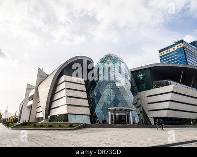 Bulvar Park Einkaufszentrum in Baku, der Hauptstadt Aserbaidschans. Die Mall befindet sich am berühmten Baku Boulevard. Stockfoto