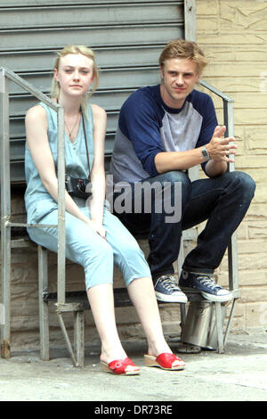 Boyd Holbrook und Dakota Fanning am Set von ihrem neuen film "sehr gute Girls' shooting on Location in Manhattan New York City, USA - 03.07.12 Stockfoto