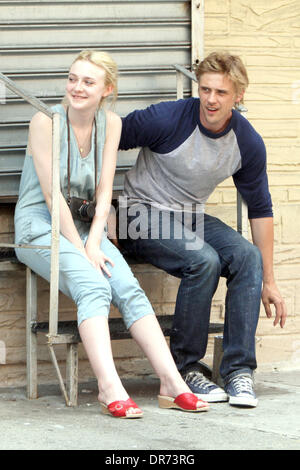 Boyd Holbrook und Dakota Fanning am Set von ihrem neuen film "sehr gute Girls' shooting on Location in Manhattan New York City, USA - 03.07.12 Stockfoto