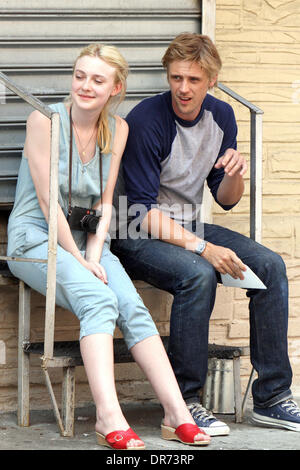 Boyd Holbrook und Dakota Fanning am Set von ihrem neuen film "sehr gute Girls' shooting on Location in Manhattan New York City, USA - 03.07.12 Stockfoto