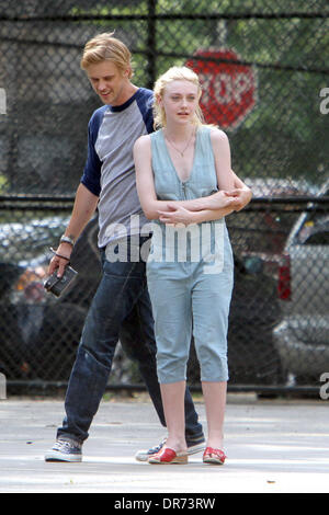 Boyd Holbrook und Dakota Fanning am Set von ihrem neuen film "sehr gute Girls' shooting on Location in Manhattan New York City, USA - 03.07.12 Stockfoto