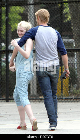 Boyd Holbrook und Dakota Fanning am Set von ihrem neuen film "sehr gute Girls' shooting on Location in Manhattan New York City, USA - 03.07.12 Stockfoto
