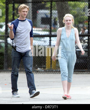 Boyd Holbrook und Dakota Fanning am Set von ihrem neuen film "sehr gute Girls' shooting on Location in Manhattan New York City, USA - 03.07.12 Stockfoto