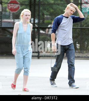 Boyd Holbrook und Dakota Fanning am Set von ihrem neuen film "sehr gute Girls' shooting on Location in Manhattan New York City, USA - 03.07.12 Stockfoto