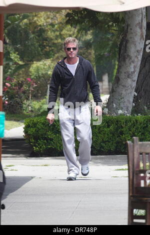 Eric Dane, rauchte eine Zigarette in West Hollywood Los Angeles, Kalifornien - 05.07.12 Stockfoto