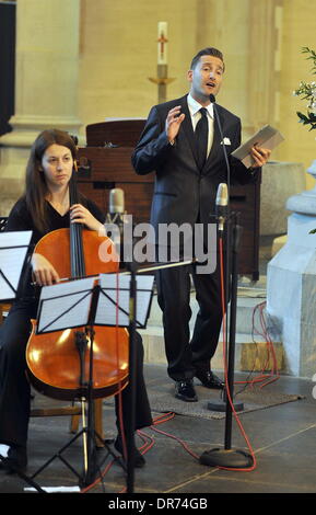 Paul Byrom, Cousine der Braut, singen die Hochzeit des Modells Aoife Cogan und Rugby-Gordon d ' Arcy Star, am St. Macartan Dom Monaghan, Irland - 06.07.12 Stockfoto