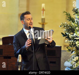 Paul Byrom, Cousine der Braut, singen die Hochzeit des Modells Aoife Cogan und Rugby-Gordon d ' Arcy Star, am St. Macartan Dom Monaghan, Irland - 06.07.12 Stockfoto