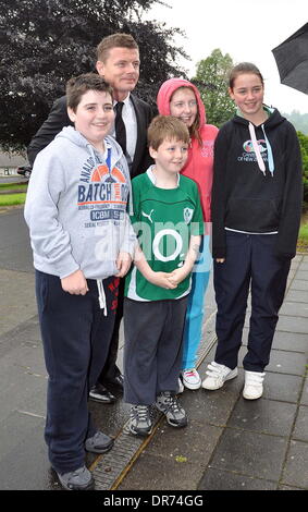 Brian O'Driscoll mit Fans des Modells Aoife Cogan und Rugby-Star Gordon d ' Arcy, Hochzeit, die am St. Macartan Dom Monaghan, Irland - 06.07.12 Stockfoto