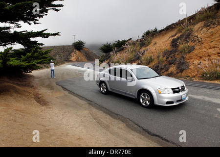 Straße im Nebel führt nach Half Moon Bay, Kalifornien Stockfoto