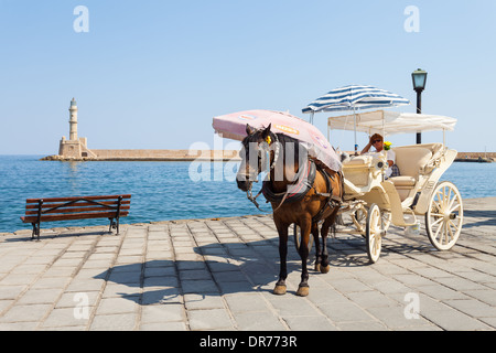 Pferdekutschen warten auf Touristen in die alten venezianischen Hafen von Chania, Kreta, Griechenland Stockfoto