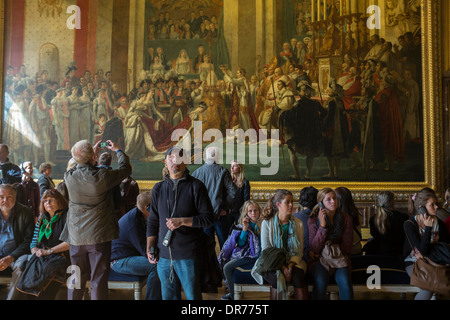 Besucher genießen die Krönung Napoleons von Jacques Louis David in Versailles Paris Frankreich. Stockfoto