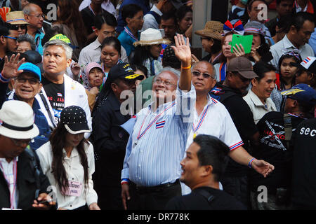 Bangkok, Thailand. 21. Januar 2014. Thailands regierungsfeindlichen Protest Führer Suthep Thaugsuban (C) Gesten während einer Kundgebung in Bangkok, Thailand, 21. Januar 2014. Bildnachweis: Rachen Sageamsak/Xinhua/Alamy Live-Nachrichten Stockfoto