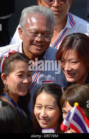 Bangkok, Thailand. 21. Januar 2014. Thailands regierungsfeindlichen Protest Führer Suthep Thaugsuban (C) posiert für Fotos mit den Fans während einer Kundgebung in Bangkok, Thailand, 21. Januar 2014. Bildnachweis: Rachen Sageamsak/Xinhua/Alamy Live-Nachrichten Stockfoto