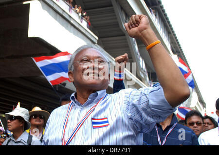 Bangkok, Thailand. 21. Januar 2014. Thailands regierungsfeindlichen Protest Führer Suthep Thaugsuban Gesten während einer Kundgebung in Bangkok, Thailand, 21. Januar 2014. Bildnachweis: Rachen Sageamsak/Xinhua/Alamy Live-Nachrichten Stockfoto