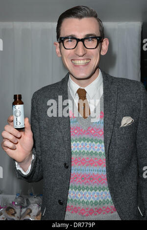 London, UK: Ben Shires Versuch eine Flasche 'Gold Kollagen' an der MediaSKIN NTA Gifting Lounge im Penthouse, 1 Leicester Square in London, 20. Januar 2014 Credit: siehe Li/Alamy Live News Stockfoto