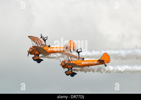 Zwei Boeing Stearman Doppeldecker aus dem AeroSuperBatics Breitling Wingwalking Team machen einen Pass an die RAF Fairford RIAT Stockfoto