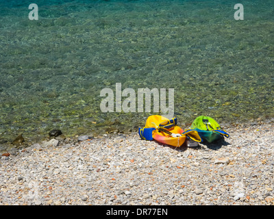 Zwei Kanus am Ufer in Kreta, Griechenland Stockfoto