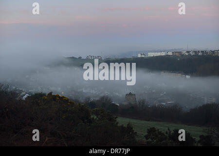 Eine Bank von Nebel über der Altstadt von Hastings, East Sussex, England, Großbritannien Stockfoto