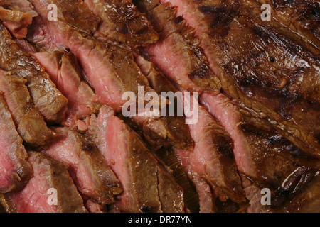 Dünne Scheiben geschnitten Flanke eingelegtes und gegrilltes Rindersteak oder London Broil, wie es in den USA bekannt ist Stockfoto