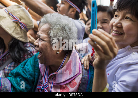 Bangkok, Thailand. 21. Januar 2014. Fans warten Suthep Thaugsuban während eines Marsches nach unten Thanon Naradhiwas Rajanagarindra Geld geben. Suthep, der Anführer der Proteste gegen die Regierung und das Volk demokratische Reform Committee (Separatistischen), die Dachorganisation der Proteste, führte einen Marsch durch die finanziellen Bezirk von Bangkok Dienstag. Bildnachweis: ZUMA Press, Inc./Alamy Live-Nachrichten Stockfoto