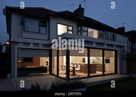 Hinten außen geschlossene Schiebetüren in der Nacht, Marble Hill Konvertierung. Stockfoto